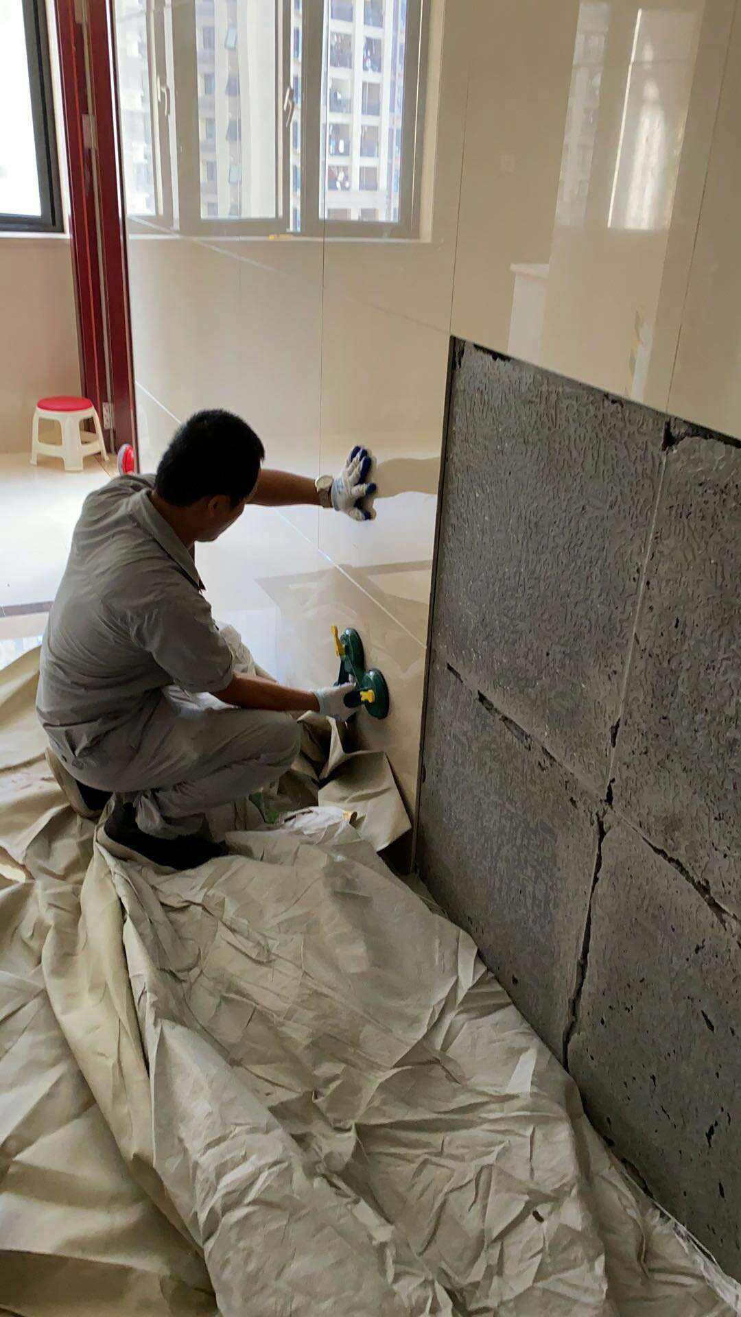 墙砖脱落如何修补好(墙砖掉了最简单的修补方法)